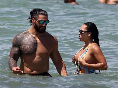 Roman Reigns Y Su Esposa Deslumbran En La Playa De Miami Superluchas