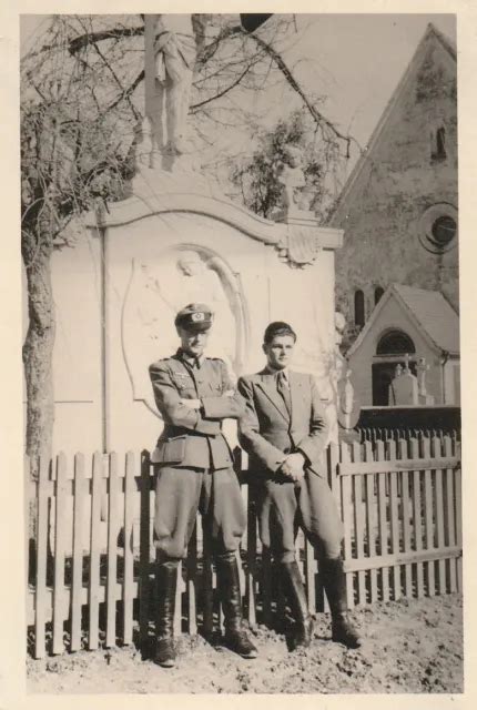 PHOTO SOLDAT ALLEMAND WW2 Officier Devant Un Monument Religieux 3503