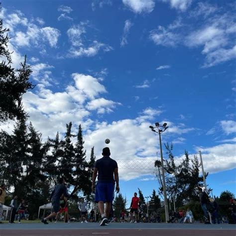 En el parque La Carolina de Quito el ecuavóley se juega con apuestas