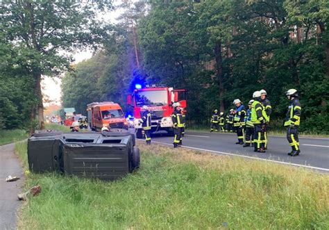 Landkreis Gifhorn Auto Prallt Gegen Baum Und Berschl Gt Sich