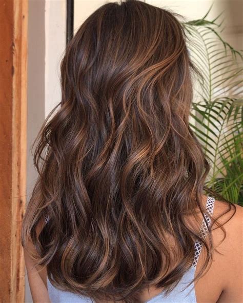 Pin de Tuane Bená en Cabelo Luces en cabello castaño Luces de