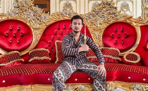 Potret Tom Liwafa Crazy Rich Asal Surabaya Foto Okezone Foto