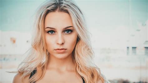 Niña modelo pelo largo foto ojos azules labios cara rubia