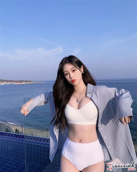 Nhan sắc và body khét lẹt của hot girl Hàn Quốc Han Kyung