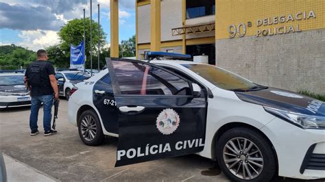 Homem Saca Arma Aponta Para Pms E Agentes Reagem Atirando Em Barra