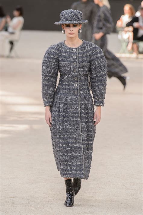Объемные покатые плечи на кутюрном показе Chanel