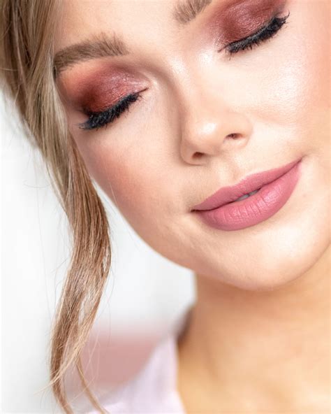 Simple Burgundy Eyeshadow Soft Glam Makeup Look