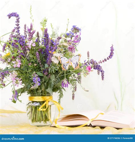 Fiori In Un Vaso Di Vetro Con Il Libro Fotografia Stock Immagine Di