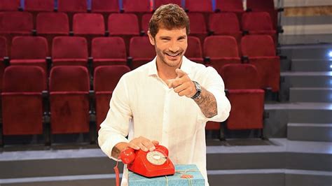 Stefano De Martino Ieri E Oggi Cambiato Il Conduttore Da Amici