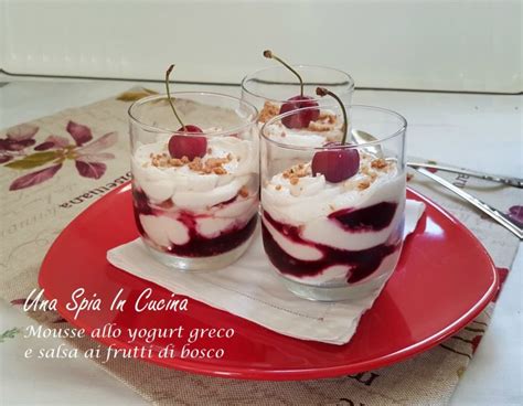 Mousse Allo Yogurt Greco E Salsa Ai Frutti Di Bosco Una Spia In Cucina