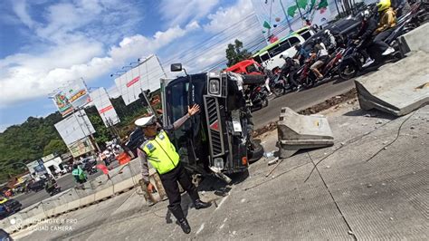 Rem Blong Trailer Muat Pakan Ternak Kecelakaan Di Exit Tol Bawen