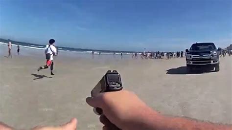 Adolescente saca una pistola y amenaza a otros jóvenes en una playa