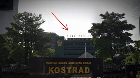 Foto Penampakan Tak Terduga Di Balik Bendera Atap Gedung Kostrad TNI