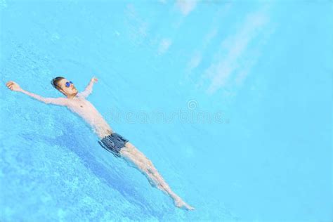 Nataci N Del Hombre En La Piscina Foto De Archivo Imagen De Gente