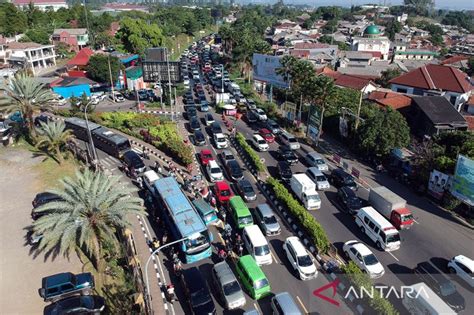 Jalur Puncak Bogor Macet Saat Liburan Panjang ANTARA News