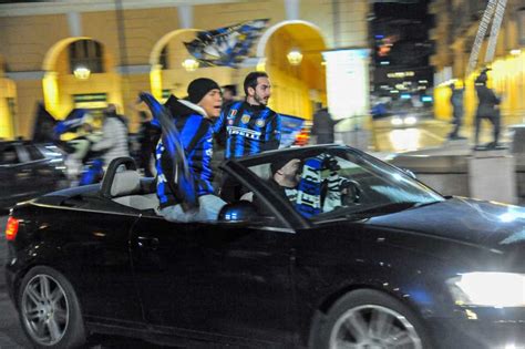 Calcio Inter Vince Lo Scudetto Scoppia La Festa In Piazza Dante A