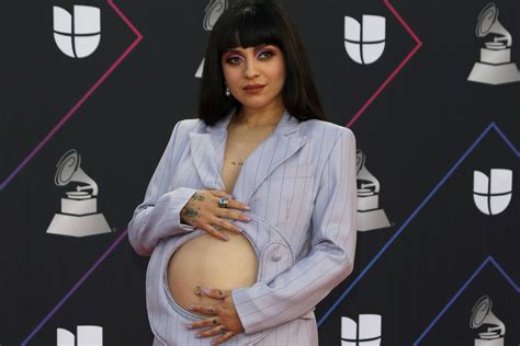 Tiernos Mon Laferte Revela La Primera Fotograf A Con Su Hijo Tras Dar