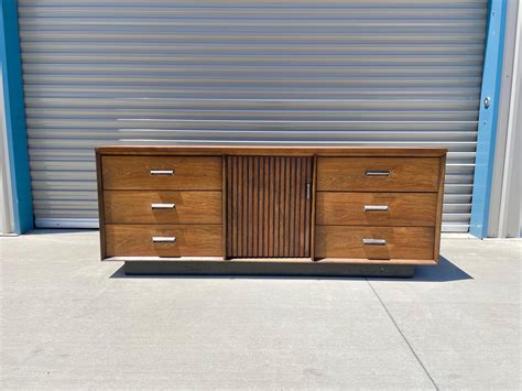 Mid Century Walnut Dresser By Bassett Furniture For Sale At 1stdibs Vintage Bassett Dresser