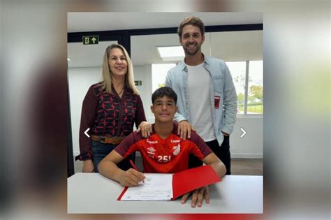 Filho de Eliza Samúdio assina 1º contrato Athletico Paranaense