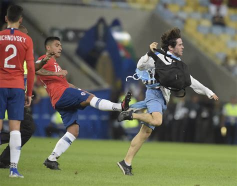 V Deo Torcedor Invade Gramado Do Maracan E Leva Chute De Jogador Do