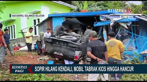 Sopir Hilang Kendali Mobil Pembawa Alat Peraga Kampanye Tabrak Kios