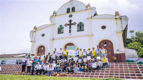 Entregan títulos de tierras a 35 familias víctimas del conflicto en