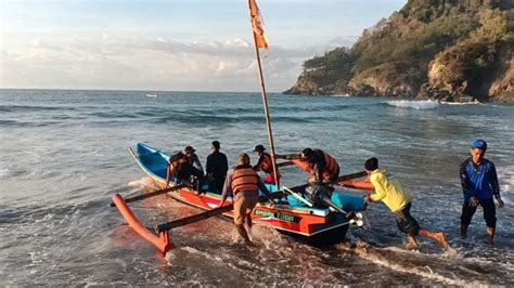 Tiga Wisatawan Terseret Ombak Di Samudera Hindia Seorang Masih Dicari