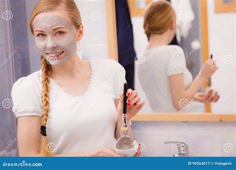 Femme Avec Le Masque Gris De Boue D Argile Sur Son Visage Image Stock