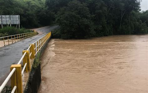 Rio chega perto de transbordar e cinco famílias são desalojadas em