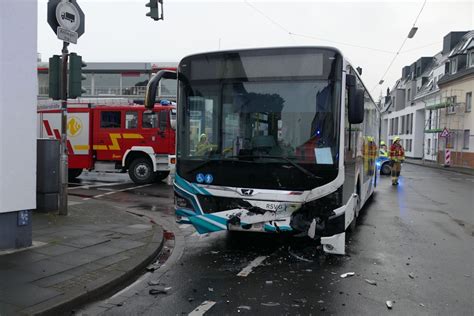 Siegburg Linienbus Kracht Mit Auto Zusammen Zwei Verletzte