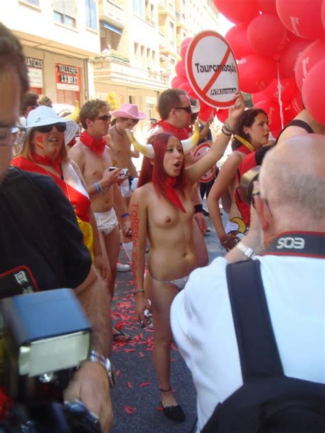 EL MUNDO EN PELOTAS Manifestación antitaurina en Pamplona