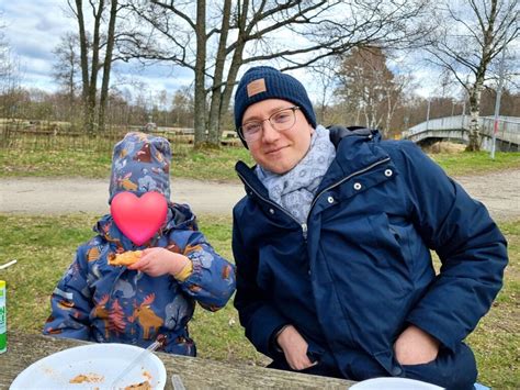 Picknick vid stranden när Consid bjuder Minje