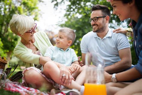 Familia De Varias Generaciones Disfrutando De Un Picnic En Un Parque