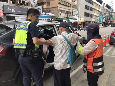 九旬老翁跌坐路旁 警民合作助其返家 全國旅遊時報