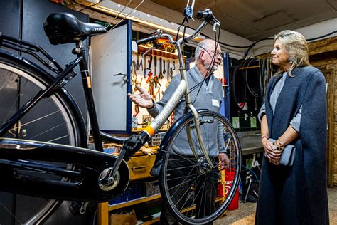 Koningin Máxima bezoekt De JoJo Repair Café Teylingen