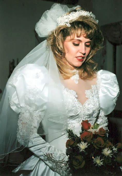 25 Gorgeous Photos That Defined Bridal Styles In The Late 1980s And Early ’90s ~ Vintage Everyd