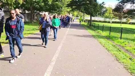 À Edimbourg limmense file dattente devant le cercueil de la reine