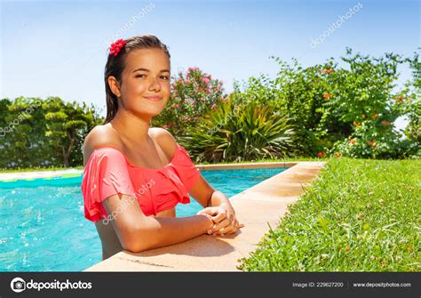 Portrait Belle Adolescente Bikini Relaxant Piscine Extérieure image