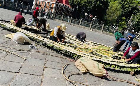 Artesanos De Atempan Crean Retablo De Flor De Cucharilla En La Catedral