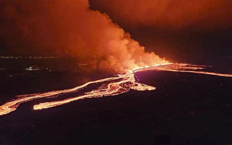 Icelands Volcanic Eruption Slows As Lava Flows From Second Fissure Fmt