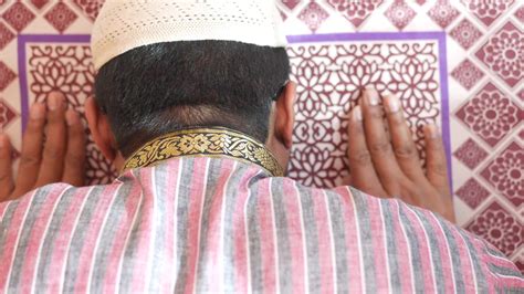 Muslim man praying during ramadan 16164259 Stock Video at Vecteezy