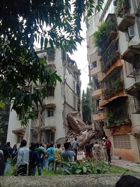 मुंबईत खारमध्ये 5 मजली इमारतीचा भाग कोसळला Building Collapsed In Khar