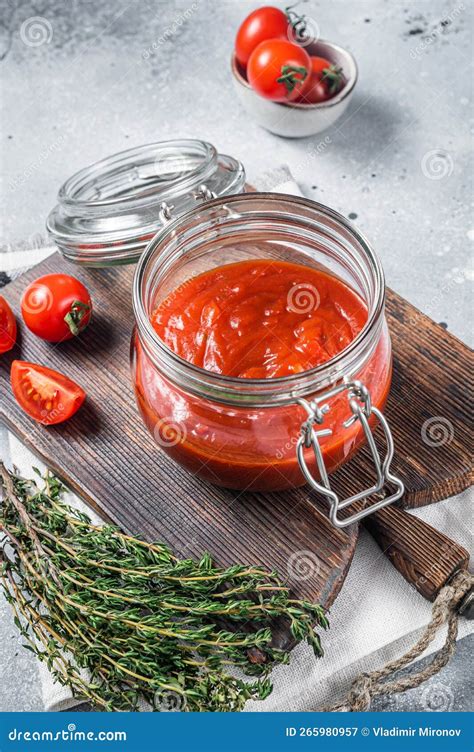 Salsa De Tomate Rojo Casera Con Albahaca En Frasco De Vidrio Fondo