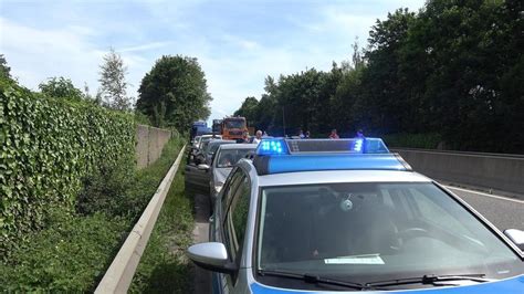 Schwerer Lkw Unfall Auf Der B Vollsperrung Zwischen Bendorf Und