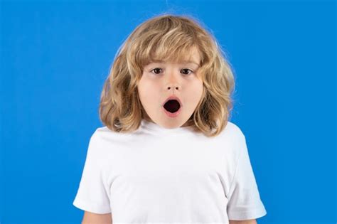 Niño sorprendido en el estudio de fondo aislado cara sorprendida