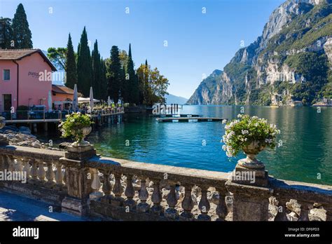 Il lungolago di Riva del Garda sul Lago di Garda, Trentino Alto Adige ...