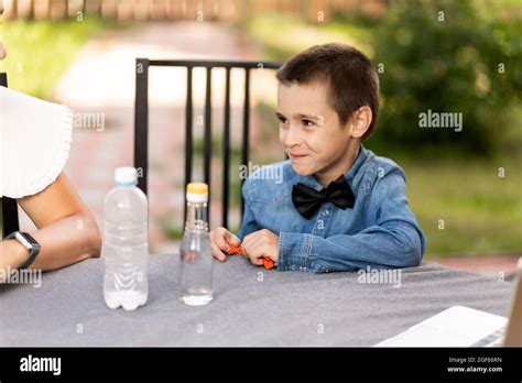 Mamá E Hijo Están Realizando Experimentos Químicos En Casa Una