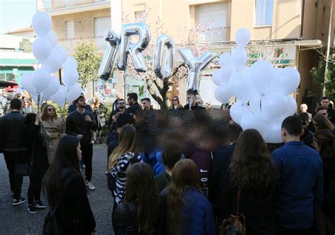 Incidente Mortale Pesaro In Centinaia Al Funerale Di Giuseppe Troisi