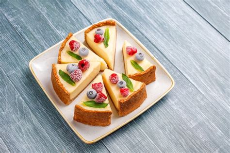 Tarta De Queso Casera De Nueva York Con Bayas Congeladas Y Menta