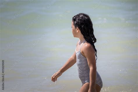 Ni A Morena Ba Ndose En El Mar Y Jugando Con Las Olas Stock Photo